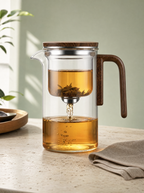 Magnetic release: steeped tea flowing from the infuser down into the glass pot